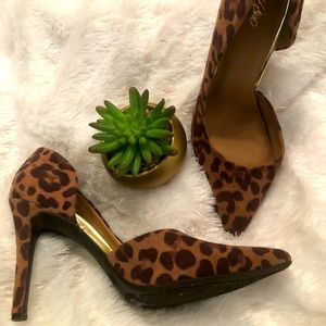 Never worn leopard print pump